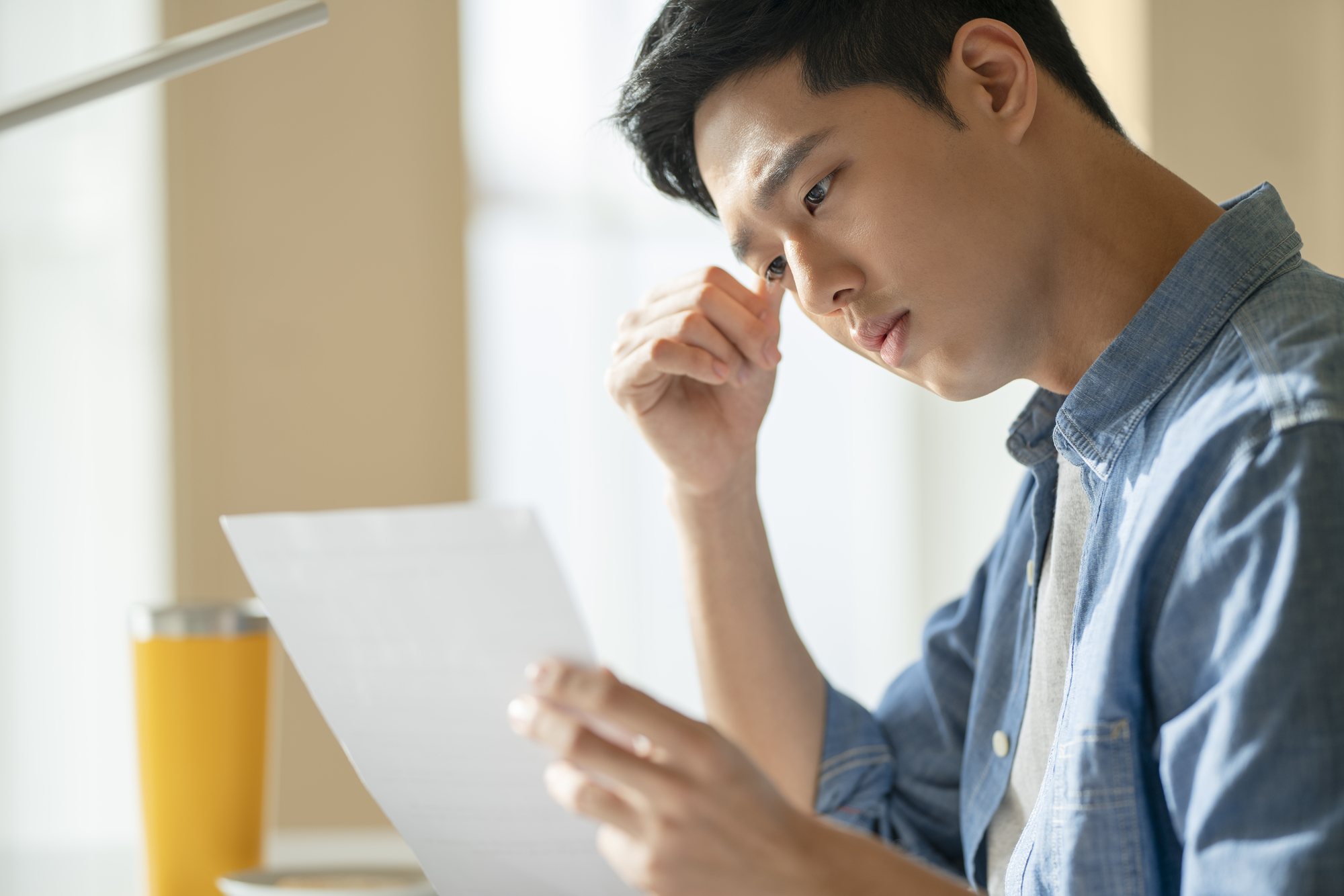 悩んでいる男性